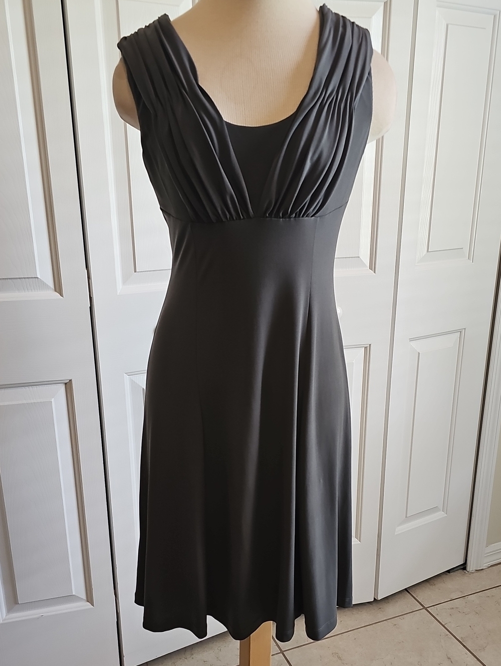 Elegant Army Green Calvin Klein Dress Sleeveless V-Neck, Sz 4.‎ Ruched Bust.